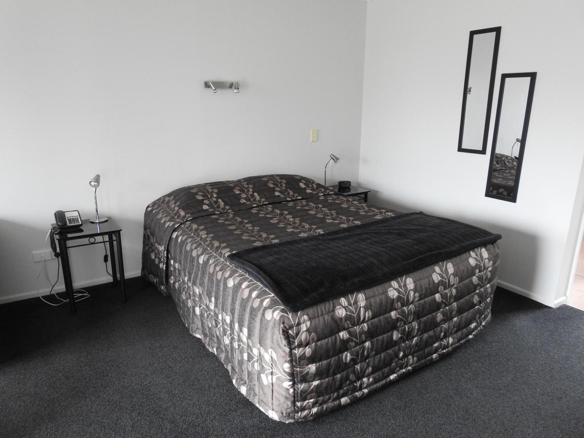 Tudor Lodge Motel Hawera Exterior photo