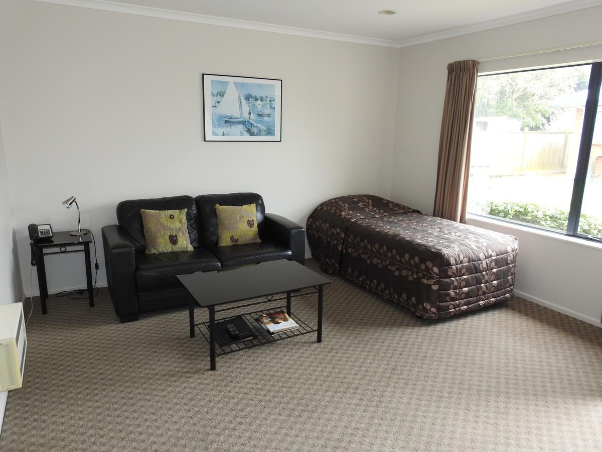 Tudor Lodge Motel Hawera Exterior photo