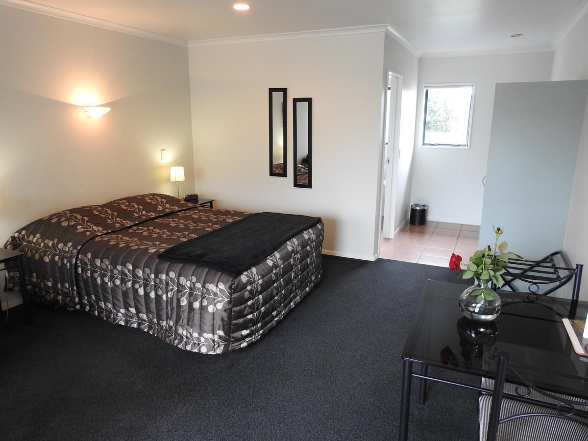 Tudor Lodge Motel Hawera Exterior photo