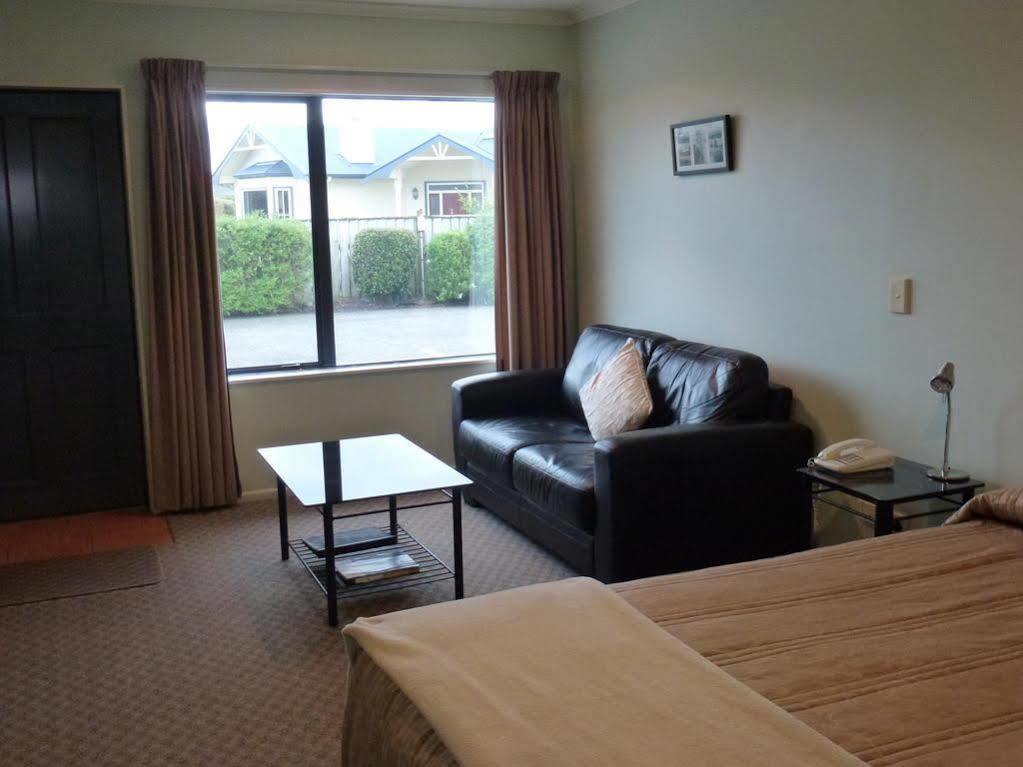 Tudor Lodge Motel Hawera Exterior photo