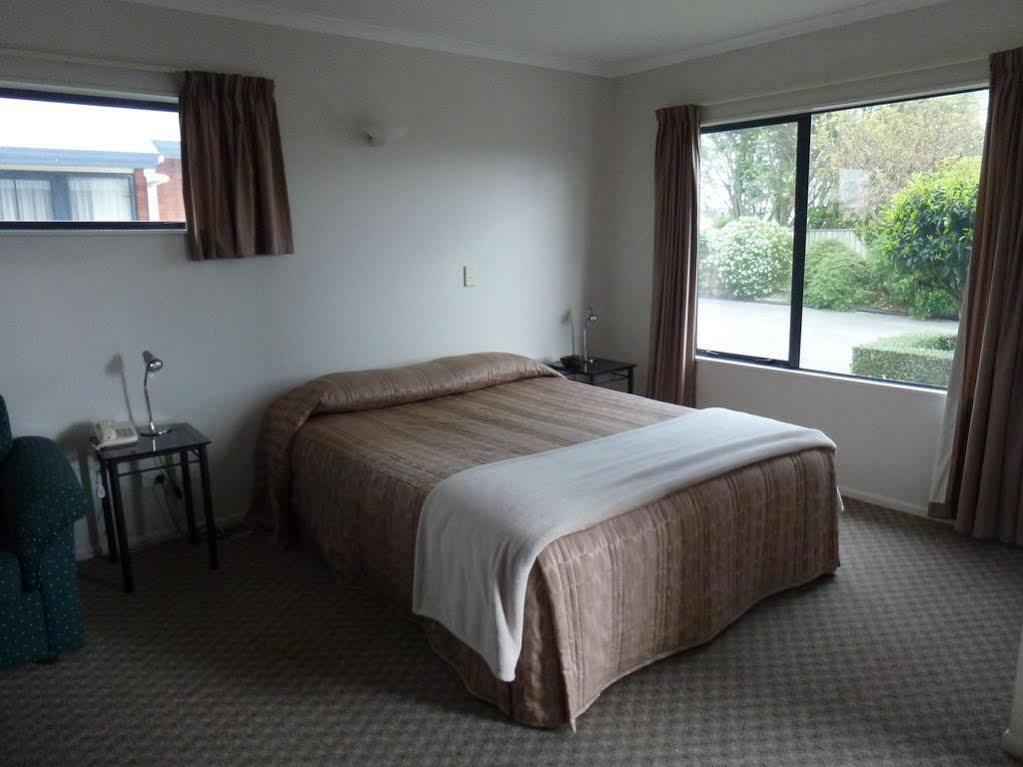 Tudor Lodge Motel Hawera Exterior photo