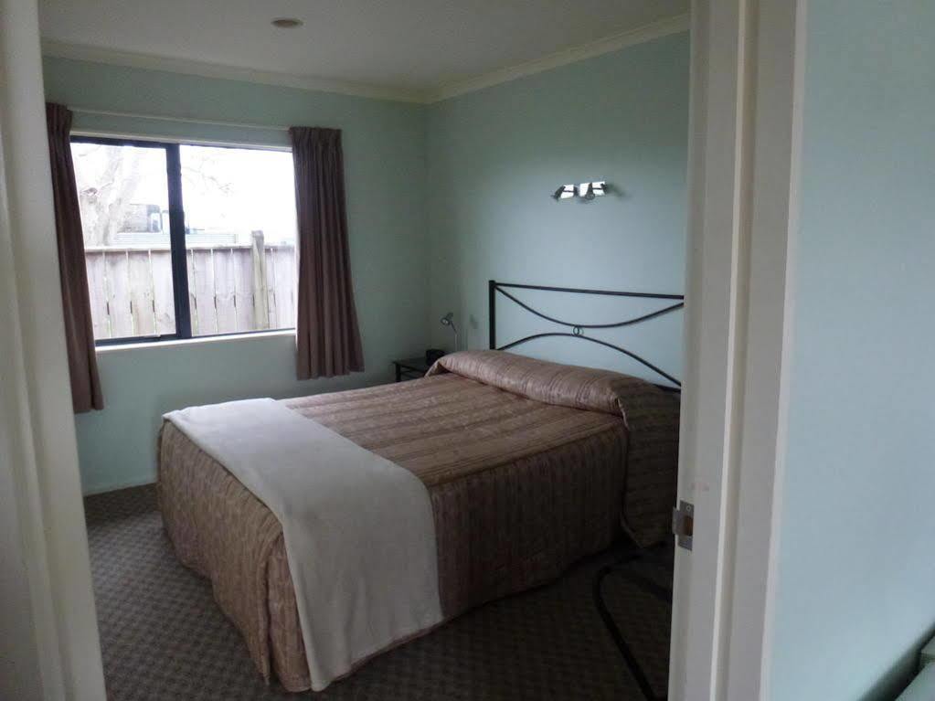 Tudor Lodge Motel Hawera Exterior photo