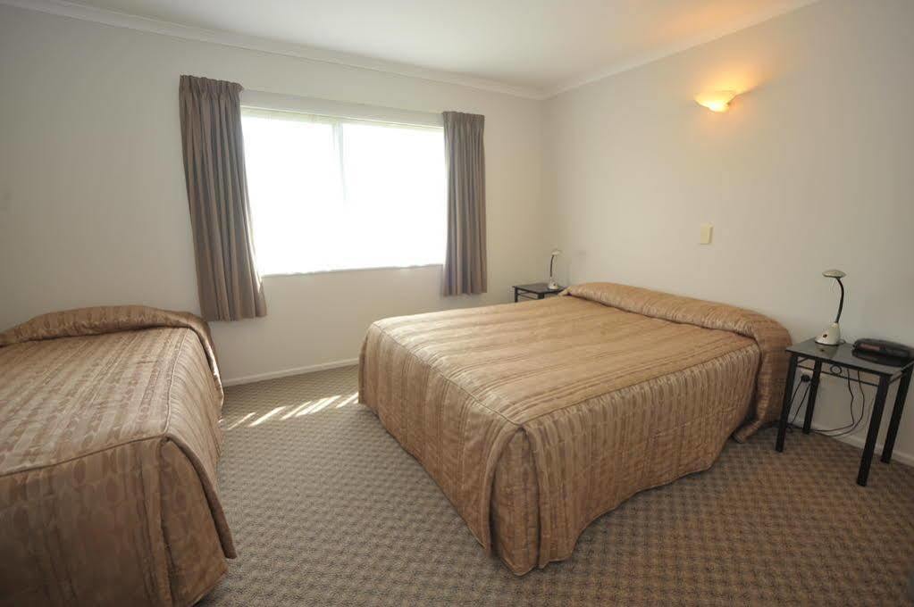 Tudor Lodge Motel Hawera Exterior photo