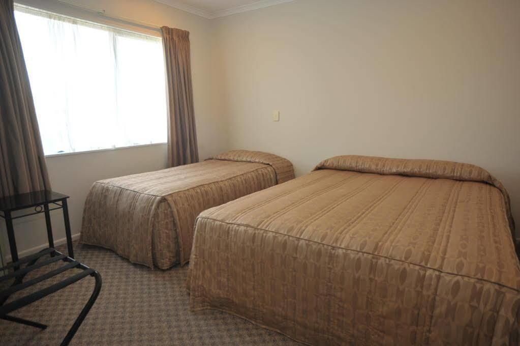 Tudor Lodge Motel Hawera Exterior photo