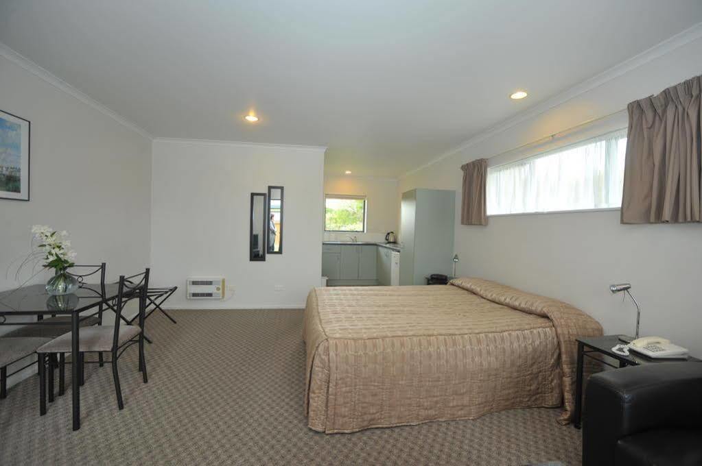 Tudor Lodge Motel Hawera Exterior photo